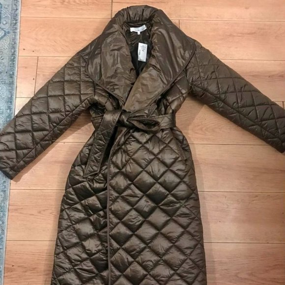 Gorgeous plus size puffer coat. Size XXL to 2 X. - Picture 3 of 11
